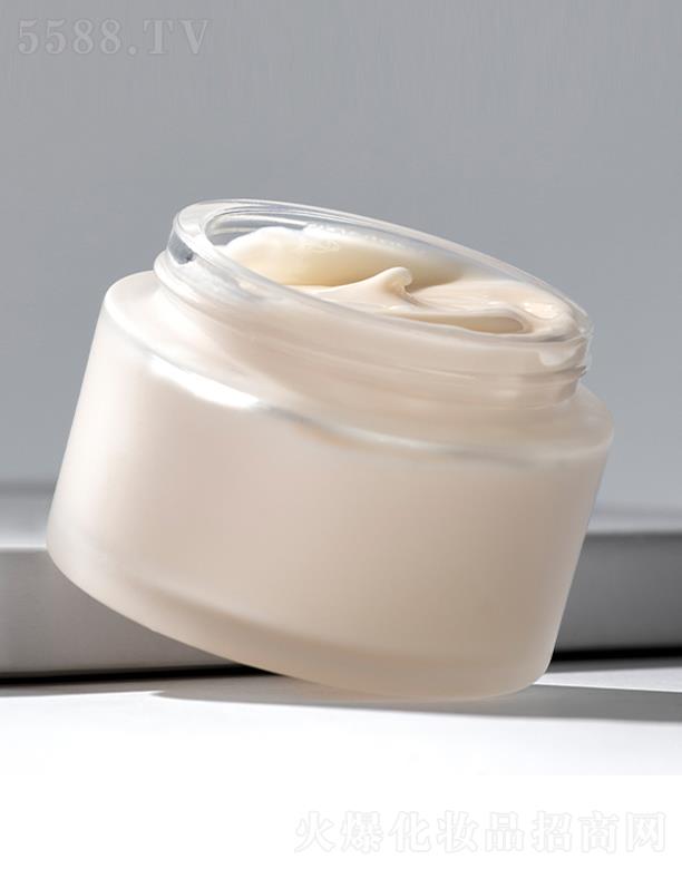 �Ƭ����yƷ���o(w��)�a�����޹�˾����ʿ�H����ɫ��˪