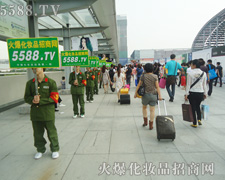 ���R���(du��)�Σ��y(t��ng)һ�ķ��b���𱬵���ɫ