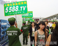 ��չʾ�ߴ�ı�Ӱ�������˳�֮��