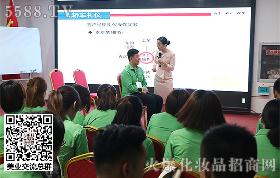 在培訓(xùn)過(guò)程中老師和我們互動(dòng) 在培訓(xùn)過(guò)程中老師和我們互動(dòng)