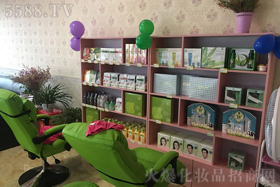 開進(jìn)口化妝品店,加盟小資生活美妝讓你無憂開店 開進(jìn)口化妝品店,加盟小資生活美妝讓你無憂開店