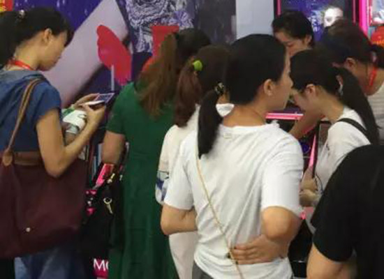 魔妮珂彩妝圓滿參展第45屆廣州美博會 魔妮珂彩妝圓滿參展第45屆廣州美博會