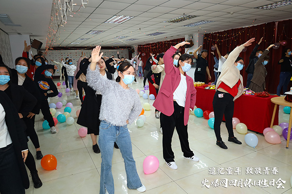 “追憶童年·致敬青春”火爆網(wǎng)4月懷舊生日會(huì)圓滿舉辦 “追憶童年·致敬青春”火爆網(wǎng)4月懷舊生日會(huì)圓滿舉辦