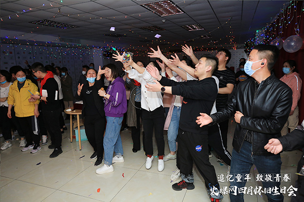 “追憶童年·致敬青春”火爆網(wǎng)4月懷舊生日會(huì)圓滿舉辦 “追憶童年·致敬青春”火爆網(wǎng)4月懷舊生日會(huì)圓滿舉辦