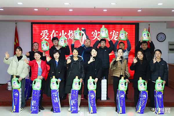 巾幗綻芳華,逐夢新火爆!火爆網(wǎng)為員工發(fā)放女神節(jié)禮品! 巾幗綻芳華,逐夢新火爆!火爆網(wǎng)為員工發(fā)放女神節(jié)禮品!